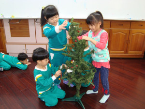 孩子共同布置聖誕樹