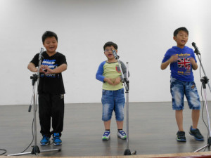 恭喜寶貝三人組唱"伊是咱的寶貝"榮獲二年級組第一名!